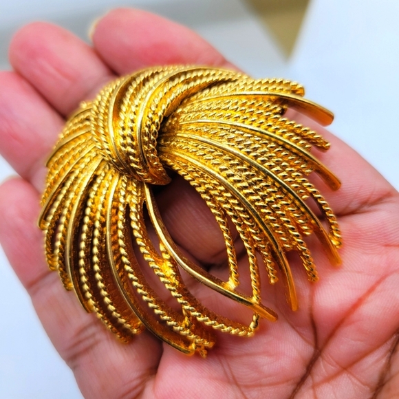 Vintage Monet Goldtone Brooch / 60s / Decorative Pin - Picture 3 of 6